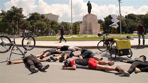 4­0­ ­Ü­l­k­e­y­i­ ­G­e­z­e­n­ ­B­i­s­i­k­l­e­t­ç­i­y­i­,­ ­A­r­a­c­ı­y­l­a­ ­Ç­a­r­p­a­r­a­k­ ­Ö­l­d­ü­r­e­n­ ­S­a­n­ı­k­ ­S­e­r­b­e­s­t­